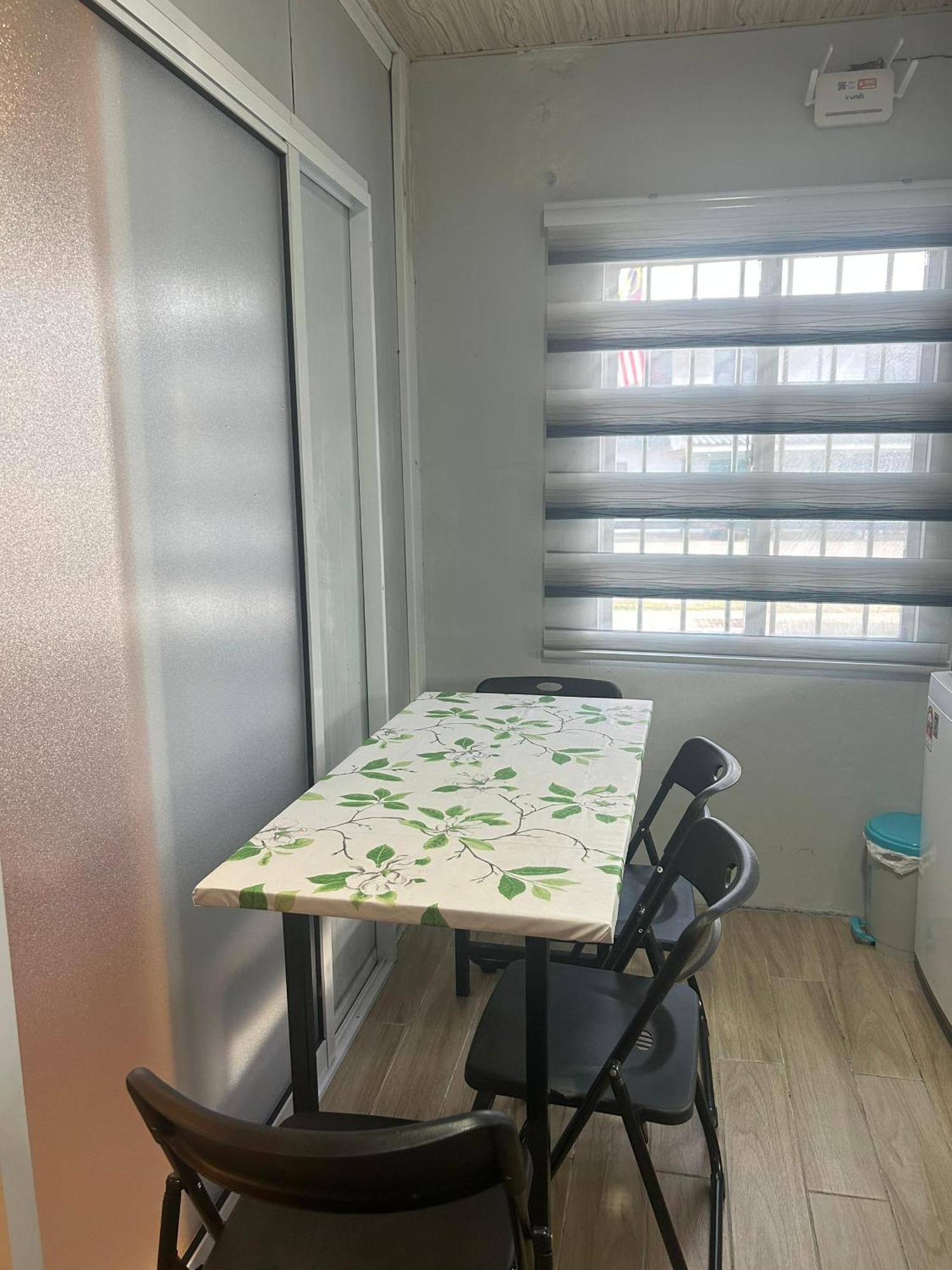 Merdeka Guest House 2 Кучинг Стая снимка