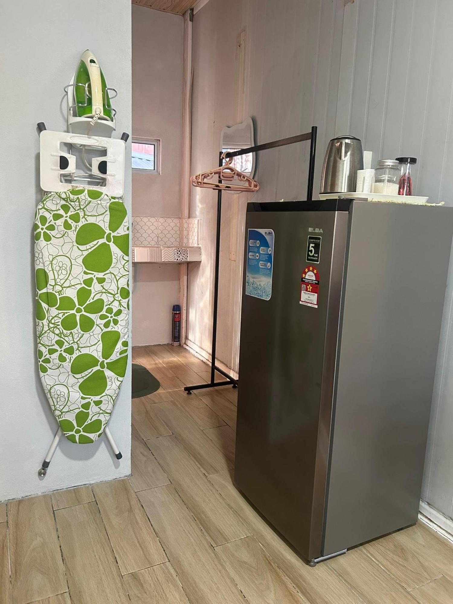Merdeka Guest House 2 Кучинг Екстериор снимка