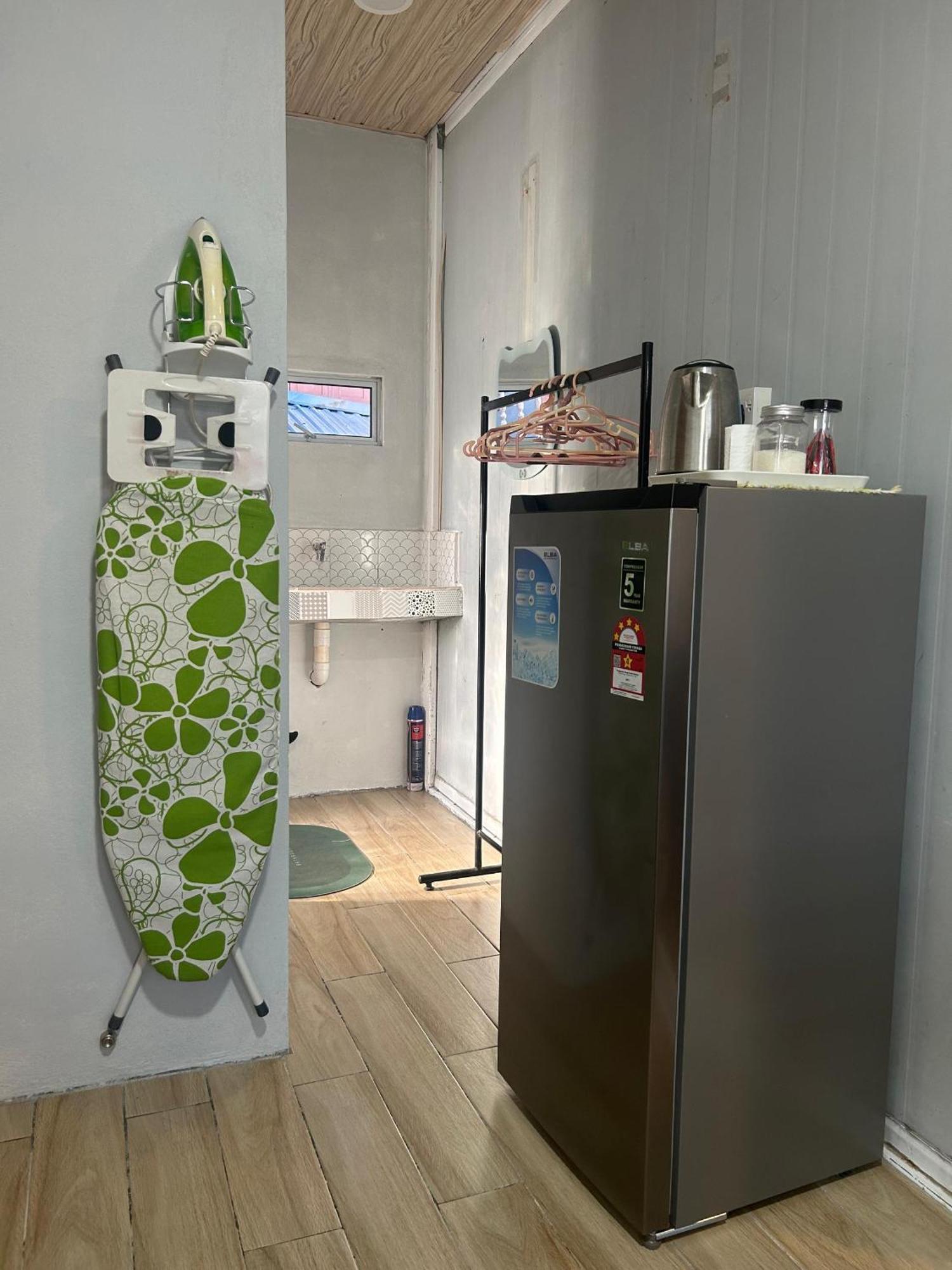 Merdeka Guest House 2 Кучинг Екстериор снимка