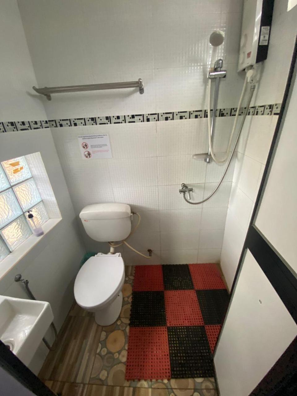Merdeka Guest House 2 Кучинг Екстериор снимка